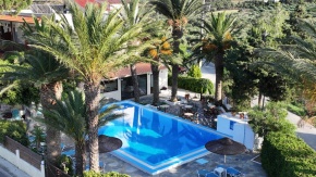 Oasis Apartments & Rooms